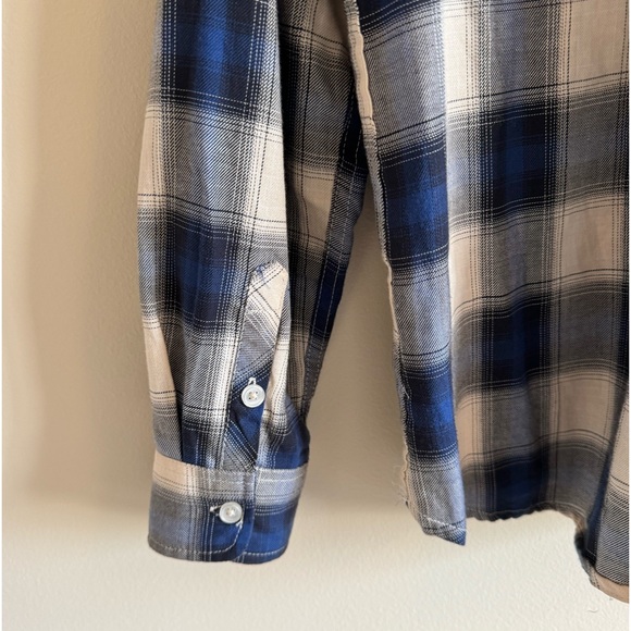 Women’s Size M Levi’s Plaid Button Down Shirt - Picture 10 of 17